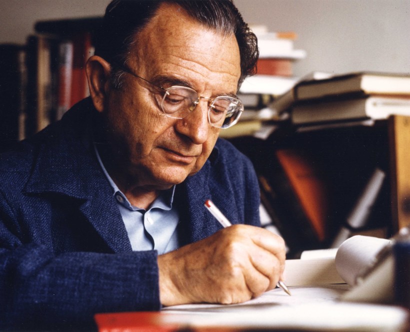 Erich Fromm photography by Müller-May / CC BY-SA 3.0 (DE), 1974 – Source: Rainer Funk